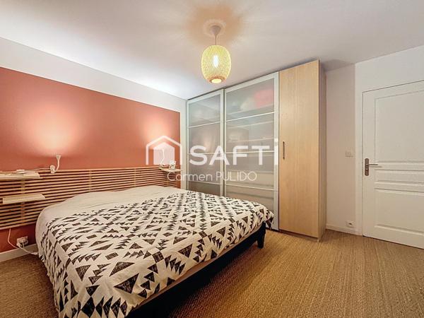 Maison contemporaine de plain-pied : 3 chambres, jardin, garage de 25 m² située à proximité immédiate des commodités.