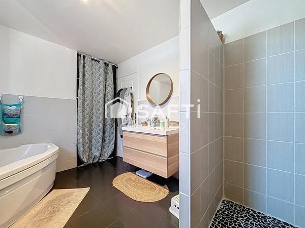 Maison contemporaine de plain-pied : 3 chambres, jardin, garage de 25 m² située à proximité immédiate des commodités.