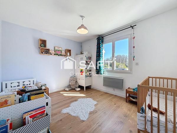 Maison contemporaine de plain-pied : 3 chambres, jardin, garage de 25 m² située à proximité immédiate des commodités.