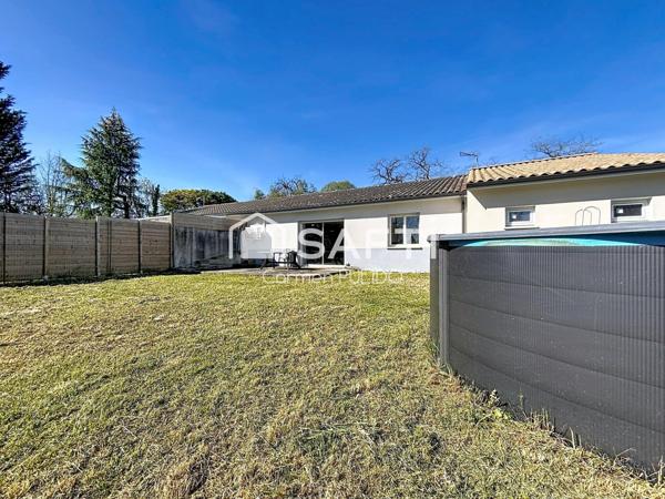 Maison contemporaine de plain-pied : 3 chambres, jardin, garage de 25 m² située à proximité immédiate des commodités.