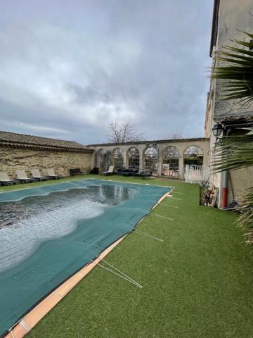 Secteur Avignon, Le Pontet (84) - Murs d'hôtel 30 chambres