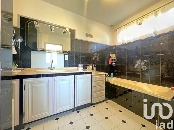 Maison traditionnelle 5 pièces de 193 m² à Istres (13800)