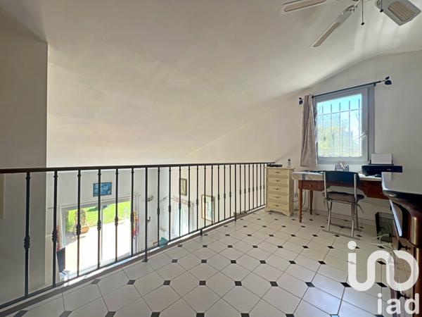 Maison traditionnelle 5 pièces de 193 m² à Istres (13800)