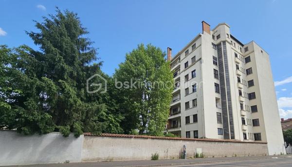 En plein centre de Roanne, à deux pas de la rue piétonne, des commerces et des lycées, découvrez ce superbe appartement de 145 m² situé au 3ᵉ étage d’un immeuble de très bon standing avec ascenseur.
Vous serez séduits par ses magnifiques parquets en chêne en excellent état, ses belles hauteurs sous plafond, ses moulures et ses nombreux rangements qui lui donnent un véritable cachet.
L’appartement comprend actuellement : un vaste séjour salle à manger très lumineux, un second salon ou une 4ème chambre, une grande cuisine indépendante, 3 chambres, une salle de bain, une salle d’eau et un WC.
Fort potentiel d’aménagement avec possibilité de créer facilement une 4ᵉ chambre, voire une 5ᵉ.
Balcon, garage privatif, cave, grenier et stationnement supplémentaire dans la résidence complètent ce bien rare sur le secteur.
Des travaux permettront de révéler tout le potentiel de cet appartement aux volumes exceptionnels.
Charges comprenant chauffage, eau chaude et eau froide, avec un raccordement au chauffage urbain prévu pour une baisse significative des charges.

À découvrir rapidement.