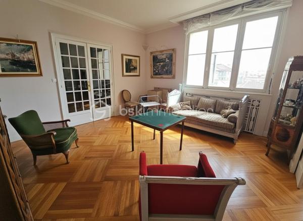 En plein centre de Roanne, à deux pas de la rue piétonne, des commerces et des lycées, découvrez ce superbe appartement de 145 m² situé au 3ᵉ étage d’un immeuble de très bon standing avec ascenseur.
Vous serez séduits par ses magnifiques parquets en chêne en excellent état, ses belles hauteurs sous plafond, ses moulures et ses nombreux rangements qui lui donnent un véritable cachet.
L’appartement comprend actuellement : un vaste séjour salle à manger très lumineux, un second salon ou une 4ème chambre, une grande cuisine indépendante, 3 chambres, une salle de bain, une salle d’eau et un WC.
Fort potentiel d’aménagement avec possibilité de créer facilement une 4ᵉ chambre, voire une 5ᵉ.
Balcon, garage privatif, cave, grenier et stationnement supplémentaire dans la résidence complètent ce bien rare sur le secteur.
Des travaux permettront de révéler tout le potentiel de cet appartement aux volumes exceptionnels.
Charges comprenant chauffage, eau chaude et eau froide, avec un raccordement au chauffage urbain prévu pour une baisse significative des charges.

À découvrir rapidement.