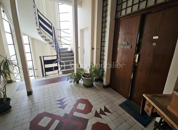 En plein centre de Roanne, à deux pas de la rue piétonne, des commerces et des lycées, découvrez ce superbe appartement de 145 m² situé au 3ᵉ étage d’un immeuble de très bon standing avec ascenseur.
Vous serez séduits par ses magnifiques parquets en chêne en excellent état, ses belles hauteurs sous plafond, ses moulures et ses nombreux rangements qui lui donnent un véritable cachet.
L’appartement comprend actuellement : un vaste séjour salle à manger très lumineux, un second salon ou une 4ème chambre, une grande cuisine indépendante, 3 chambres, une salle de bain, une salle d’eau et un WC.
Fort potentiel d’aménagement avec possibilité de créer facilement une 4ᵉ chambre, voire une 5ᵉ.
Balcon, garage privatif, cave, grenier et stationnement supplémentaire dans la résidence complètent ce bien rare sur le secteur.
Des travaux permettront de révéler tout le potentiel de cet appartement aux volumes exceptionnels.
Charges comprenant chauffage, eau chaude et eau froide, avec un raccordement au chauffage urbain prévu pour une baisse significative des charges.

À découvrir rapidement.