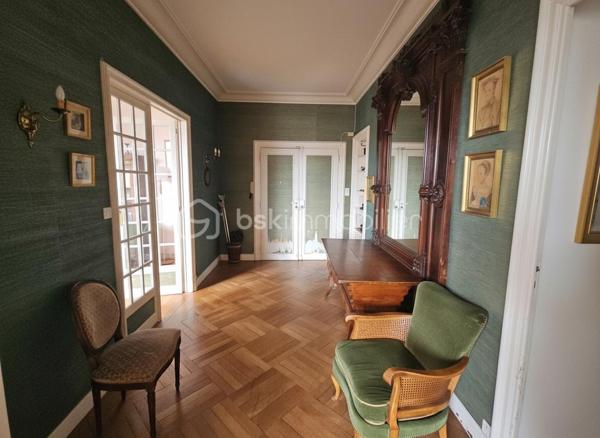 En plein centre de Roanne, à deux pas de la rue piétonne, des commerces et des lycées, découvrez ce superbe appartement de 145 m² situé au 3ᵉ étage d’un immeuble de très bon standing avec ascenseur.
Vous serez séduits par ses magnifiques parquets en chêne en excellent état, ses belles hauteurs sous plafond, ses moulures et ses nombreux rangements qui lui donnent un véritable cachet.
L’appartement comprend actuellement : un vaste séjour salle à manger très lumineux, un second salon ou une 4ème chambre, une grande cuisine indépendante, 3 chambres, une salle de bain, une salle d’eau et un WC.
Fort potentiel d’aménagement avec possibilité de créer facilement une 4ᵉ chambre, voire une 5ᵉ.
Balcon, garage privatif, cave, grenier et stationnement supplémentaire dans la résidence complètent ce bien rare sur le secteur.
Des travaux permettront de révéler tout le potentiel de cet appartement aux volumes exceptionnels.
Charges comprenant chauffage, eau chaude et eau froide, avec un raccordement au chauffage urbain prévu pour une baisse significative des charges.

À découvrir rapidement.