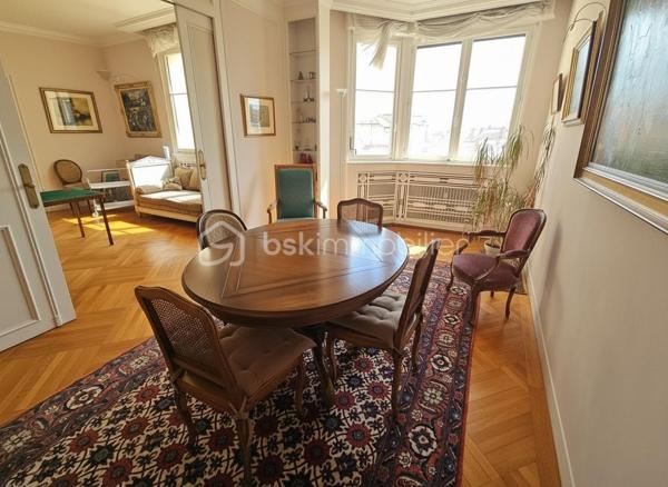 En plein centre de Roanne, à deux pas de la rue piétonne, des commerces et des lycées, découvrez ce superbe appartement de 145 m² situé au 3ᵉ étage d’un immeuble de très bon standing avec ascenseur.
Vous serez séduits par ses magnifiques parquets en chêne en excellent état, ses belles hauteurs sous plafond, ses moulures et ses nombreux rangements qui lui donnent un véritable cachet.
L’appartement comprend actuellement : un vaste séjour salle à manger très lumineux, un second salon ou une 4ème chambre, une grande cuisine indépendante, 3 chambres, une salle de bain, une salle d’eau et un WC.
Fort potentiel d’aménagement avec possibilité de créer facilement une 4ᵉ chambre, voire une 5ᵉ.
Balcon, garage privatif, cave, grenier et stationnement supplémentaire dans la résidence complètent ce bien rare sur le secteur.
Des travaux permettront de révéler tout le potentiel de cet appartement aux volumes exceptionnels.
Charges comprenant chauffage, eau chaude et eau froide, avec un raccordement au chauffage urbain prévu pour une baisse significative des charges.

À découvrir rapidement.