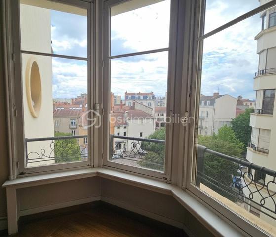 En plein centre de Roanne, à deux pas de la rue piétonne, des commerces et des lycées, découvrez ce superbe appartement de 145 m² situé au 3ᵉ étage d’un immeuble de très bon standing avec ascenseur.
Vous serez séduits par ses magnifiques parquets en chêne en excellent état, ses belles hauteurs sous plafond, ses moulures et ses nombreux rangements qui lui donnent un véritable cachet.
L’appartement comprend actuellement : un vaste séjour salle à manger très lumineux, un second salon ou une 4ème chambre, une grande cuisine indépendante, 3 chambres, une salle de bain, une salle d’eau et un WC.
Fort potentiel d’aménagement avec possibilité de créer facilement une 4ᵉ chambre, voire une 5ᵉ.
Balcon, garage privatif, cave, grenier et stationnement supplémentaire dans la résidence complètent ce bien rare sur le secteur.
Des travaux permettront de révéler tout le potentiel de cet appartement aux volumes exceptionnels.
Charges comprenant chauffage, eau chaude et eau froide, avec un raccordement au chauffage urbain prévu pour une baisse significative des charges.

À découvrir rapidement.