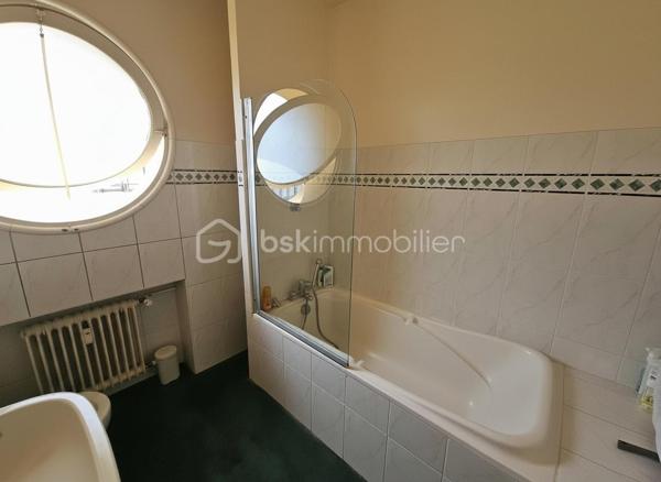 En plein centre de Roanne, à deux pas de la rue piétonne, des commerces et des lycées, découvrez ce superbe appartement de 145 m² situé au 3ᵉ étage d’un immeuble de très bon standing avec ascenseur.
Vous serez séduits par ses magnifiques parquets en chêne en excellent état, ses belles hauteurs sous plafond, ses moulures et ses nombreux rangements qui lui donnent un véritable cachet.
L’appartement comprend actuellement : un vaste séjour salle à manger très lumineux, un second salon ou une 4ème chambre, une grande cuisine indépendante, 3 chambres, une salle de bain, une salle d’eau et un WC.
Fort potentiel d’aménagement avec possibilité de créer facilement une 4ᵉ chambre, voire une 5ᵉ.
Balcon, garage privatif, cave, grenier et stationnement supplémentaire dans la résidence complètent ce bien rare sur le secteur.
Des travaux permettront de révéler tout le potentiel de cet appartement aux volumes exceptionnels.
Charges comprenant chauffage, eau chaude et eau froide, avec un raccordement au chauffage urbain prévu pour une baisse significative des charges.

À découvrir rapidement.