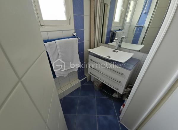 En plein centre de Roanne, à deux pas de la rue piétonne, des commerces et des lycées, découvrez ce superbe appartement de 145 m² situé au 3ᵉ étage d’un immeuble de très bon standing avec ascenseur.
Vous serez séduits par ses magnifiques parquets en chêne en excellent état, ses belles hauteurs sous plafond, ses moulures et ses nombreux rangements qui lui donnent un véritable cachet.
L’appartement comprend actuellement : un vaste séjour salle à manger très lumineux, un second salon ou une 4ème chambre, une grande cuisine indépendante, 3 chambres, une salle de bain, une salle d’eau et un WC.
Fort potentiel d’aménagement avec possibilité de créer facilement une 4ᵉ chambre, voire une 5ᵉ.
Balcon, garage privatif, cave, grenier et stationnement supplémentaire dans la résidence complètent ce bien rare sur le secteur.
Des travaux permettront de révéler tout le potentiel de cet appartement aux volumes exceptionnels.
Charges comprenant chauffage, eau chaude et eau froide, avec un raccordement au chauffage urbain prévu pour une baisse significative des charges.

À découvrir rapidement.
