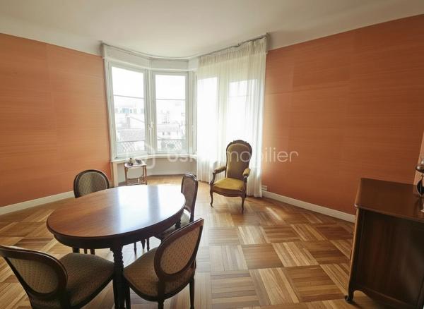 En plein centre de Roanne, à deux pas de la rue piétonne, des commerces et des lycées, découvrez ce superbe appartement de 145 m² situé au 3ᵉ étage d’un immeuble de très bon standing avec ascenseur.
Vous serez séduits par ses magnifiques parquets en chêne en excellent état, ses belles hauteurs sous plafond, ses moulures et ses nombreux rangements qui lui donnent un véritable cachet.
L’appartement comprend actuellement : un vaste séjour salle à manger très lumineux, un second salon ou une 4ème chambre, une grande cuisine indépendante, 3 chambres, une salle de bain, une salle d’eau et un WC.
Fort potentiel d’aménagement avec possibilité de créer facilement une 4ᵉ chambre, voire une 5ᵉ.
Balcon, garage privatif, cave, grenier et stationnement supplémentaire dans la résidence complètent ce bien rare sur le secteur.
Des travaux permettront de révéler tout le potentiel de cet appartement aux volumes exceptionnels.
Charges comprenant chauffage, eau chaude et eau froide, avec un raccordement au chauffage urbain prévu pour une baisse significative des charges.

À découvrir rapidement.