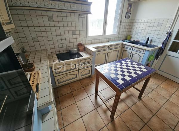 En plein centre de Roanne, à deux pas de la rue piétonne, des commerces et des lycées, découvrez ce superbe appartement de 145 m² situé au 3ᵉ étage d’un immeuble de très bon standing avec ascenseur.
Vous serez séduits par ses magnifiques parquets en chêne en excellent état, ses belles hauteurs sous plafond, ses moulures et ses nombreux rangements qui lui donnent un véritable cachet.
L’appartement comprend actuellement : un vaste séjour salle à manger très lumineux, un second salon ou une 4ème chambre, une grande cuisine indépendante, 3 chambres, une salle de bain, une salle d’eau et un WC.
Fort potentiel d’aménagement avec possibilité de créer facilement une 4ᵉ chambre, voire une 5ᵉ.
Balcon, garage privatif, cave, grenier et stationnement supplémentaire dans la résidence complètent ce bien rare sur le secteur.
Des travaux permettront de révéler tout le potentiel de cet appartement aux volumes exceptionnels.
Charges comprenant chauffage, eau chaude et eau froide, avec un raccordement au chauffage urbain prévu pour une baisse significative des charges.

À découvrir rapidement.