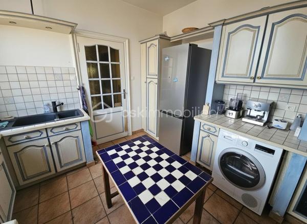 En plein centre de Roanne, à deux pas de la rue piétonne, des commerces et des lycées, découvrez ce superbe appartement de 145 m² situé au 3ᵉ étage d’un immeuble de très bon standing avec ascenseur.
Vous serez séduits par ses magnifiques parquets en chêne en excellent état, ses belles hauteurs sous plafond, ses moulures et ses nombreux rangements qui lui donnent un véritable cachet.
L’appartement comprend actuellement : un vaste séjour salle à manger très lumineux, un second salon ou une 4ème chambre, une grande cuisine indépendante, 3 chambres, une salle de bain, une salle d’eau et un WC.
Fort potentiel d’aménagement avec possibilité de créer facilement une 4ᵉ chambre, voire une 5ᵉ.
Balcon, garage privatif, cave, grenier et stationnement supplémentaire dans la résidence complètent ce bien rare sur le secteur.
Des travaux permettront de révéler tout le potentiel de cet appartement aux volumes exceptionnels.
Charges comprenant chauffage, eau chaude et eau froide, avec un raccordement au chauffage urbain prévu pour une baisse significative des charges.

À découvrir rapidement.