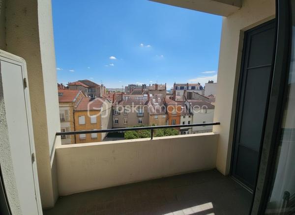 En plein centre de Roanne, à deux pas de la rue piétonne, des commerces et des lycées, découvrez ce superbe appartement de 145 m² situé au 3ᵉ étage d’un immeuble de très bon standing avec ascenseur.
Vous serez séduits par ses magnifiques parquets en chêne en excellent état, ses belles hauteurs sous plafond, ses moulures et ses nombreux rangements qui lui donnent un véritable cachet.
L’appartement comprend actuellement : un vaste séjour salle à manger très lumineux, un second salon ou une 4ème chambre, une grande cuisine indépendante, 3 chambres, une salle de bain, une salle d’eau et un WC.
Fort potentiel d’aménagement avec possibilité de créer facilement une 4ᵉ chambre, voire une 5ᵉ.
Balcon, garage privatif, cave, grenier et stationnement supplémentaire dans la résidence complètent ce bien rare sur le secteur.
Des travaux permettront de révéler tout le potentiel de cet appartement aux volumes exceptionnels.
Charges comprenant chauffage, eau chaude et eau froide, avec un raccordement au chauffage urbain prévu pour une baisse significative des charges.

À découvrir rapidement.