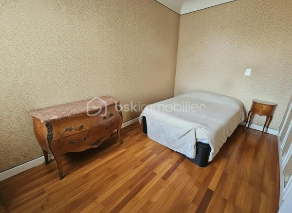 En plein centre de Roanne, à deux pas de la rue piétonne, des commerces et des lycées, découvrez ce superbe appartement de 145 m² situé au 3ᵉ étage d’un immeuble de très bon standing avec ascenseur.
Vous serez séduits par ses magnifiques parquets en chêne en excellent état, ses belles hauteurs sous plafond, ses moulures et ses nombreux rangements qui lui donnent un véritable cachet.
L’appartement comprend actuellement : un vaste séjour salle à manger très lumineux, un second salon ou une 4ème chambre, une grande cuisine indépendante, 3 chambres, une salle de bain, une salle d’eau et un WC.
Fort potentiel d’aménagement avec possibilité de créer facilement une 4ᵉ chambre, voire une 5ᵉ.
Balcon, garage privatif, cave, grenier et stationnement supplémentaire dans la résidence complètent ce bien rare sur le secteur.
Des travaux permettront de révéler tout le potentiel de cet appartement aux volumes exceptionnels.
Charges comprenant chauffage, eau chaude et eau froide, avec un raccordement au chauffage urbain prévu pour une baisse significative des charges.

À découvrir rapidement.