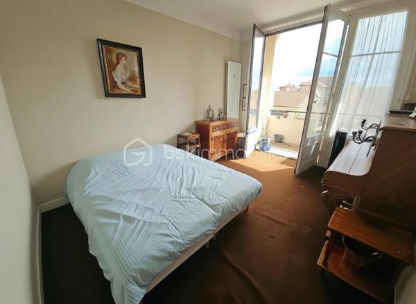 En plein centre de Roanne, à deux pas de la rue piétonne, des commerces et des lycées, découvrez ce superbe appartement de 145 m² situé au 3ᵉ étage d’un immeuble de très bon standing avec ascenseur.
Vous serez séduits par ses magnifiques parquets en chêne en excellent état, ses belles hauteurs sous plafond, ses moulures et ses nombreux rangements qui lui donnent un véritable cachet.
L’appartement comprend actuellement : un vaste séjour salle à manger très lumineux, un second salon ou une 4ème chambre, une grande cuisine indépendante, 3 chambres, une salle de bain, une salle d’eau et un WC.
Fort potentiel d’aménagement avec possibilité de créer facilement une 4ᵉ chambre, voire une 5ᵉ.
Balcon, garage privatif, cave, grenier et stationnement supplémentaire dans la résidence complètent ce bien rare sur le secteur.
Des travaux permettront de révéler tout le potentiel de cet appartement aux volumes exceptionnels.
Charges comprenant chauffage, eau chaude et eau froide, avec un raccordement au chauffage urbain prévu pour une baisse significative des charges.

À découvrir rapidement.