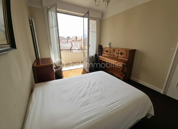 En plein centre de Roanne, à deux pas de la rue piétonne, des commerces et des lycées, découvrez ce superbe appartement de 145 m² situé au 3ᵉ étage d’un immeuble de très bon standing avec ascenseur.
Vous serez séduits par ses magnifiques parquets en chêne en excellent état, ses belles hauteurs sous plafond, ses moulures et ses nombreux rangements qui lui donnent un véritable cachet.
L’appartement comprend actuellement : un vaste séjour salle à manger très lumineux, un second salon ou une 4ème chambre, une grande cuisine indépendante, 3 chambres, une salle de bain, une salle d’eau et un WC.
Fort potentiel d’aménagement avec possibilité de créer facilement une 4ᵉ chambre, voire une 5ᵉ.
Balcon, garage privatif, cave, grenier et stationnement supplémentaire dans la résidence complètent ce bien rare sur le secteur.
Des travaux permettront de révéler tout le potentiel de cet appartement aux volumes exceptionnels.
Charges comprenant chauffage, eau chaude et eau froide, avec un raccordement au chauffage urbain prévu pour une baisse significative des charges.

À découvrir rapidement.