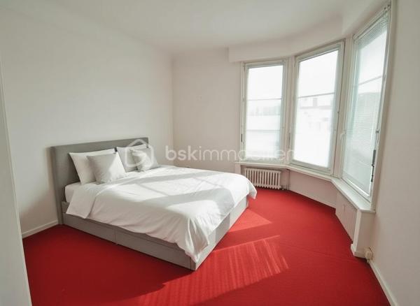 En plein centre de Roanne, à deux pas de la rue piétonne, des commerces et des lycées, découvrez ce superbe appartement de 145 m² situé au 3ᵉ étage d’un immeuble de très bon standing avec ascenseur.
Vous serez séduits par ses magnifiques parquets en chêne en excellent état, ses belles hauteurs sous plafond, ses moulures et ses nombreux rangements qui lui donnent un véritable cachet.
L’appartement comprend actuellement : un vaste séjour salle à manger très lumineux, un second salon ou une 4ème chambre, une grande cuisine indépendante, 3 chambres, une salle de bain, une salle d’eau et un WC.
Fort potentiel d’aménagement avec possibilité de créer facilement une 4ᵉ chambre, voire une 5ᵉ.
Balcon, garage privatif, cave, grenier et stationnement supplémentaire dans la résidence complètent ce bien rare sur le secteur.
Des travaux permettront de révéler tout le potentiel de cet appartement aux volumes exceptionnels.
Charges comprenant chauffage, eau chaude et eau froide, avec un raccordement au chauffage urbain prévu pour une baisse significative des charges.

À découvrir rapidement.