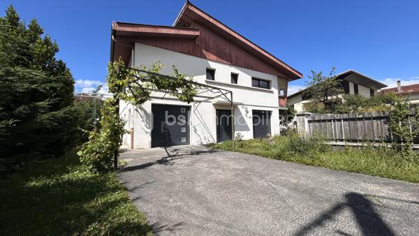 En exclusivité avec Patricia Acquaviva, au cœur du quartier recherché de la Commanderie à Échirolles, découvrez cette spacieuse maison familiale construite en 1969 développant environ 200 m² habitables sur une agréable parcelle de 647 m², offrant de beaux volumes et de nombreuses possibilités d'aménagement.

Dès l'entrée, vous serez séduits par son potentiel et sa configuration idéale pour accueillir une grande famille ou un projet de vie multigénérationnel.

Le rez-de-chaussée se compose d'une belle entrée desservant une chambre, un séjour, une salle d'eau, un WC indépendant, une buanderie ainsi qu'une chaufferie. Vous bénéficierez également de deux garages dont un directement intégré à la maison avec porte motorisée et un second aménagé dans une dépendance en bois.

À l'étage, vous profiterez d'un lumineux séjour ouvrant sur une terrasse et un balcon, d'une cuisine indépendante pouvant facilement être ouverte sur la pièce de vie selon vos envies, de trois chambres dont une véritable suite parentale avec sa salle de bain privative, d'une salle d'eau supplémentaire ainsi que d'un WC indépendant.

Des combles viennent compléter l'ensemble et offrent un espace de stockage appréciable.

Un studio indépendant d'environ 23 m² avec kitchenette, salle d'eau et WC constitue un véritable atout pour accueillir famille et amis, exercer une activité professionnelle ou envisager un revenu locatif complémentaire.

Cette maison représente une opportunité intéressante pour un investissement locatif, la création de plusieurs logements indépendants ou encore pour un projet familial multigénérationnel permettant à chacun de conserver son autonomie tout en partageant un même lieu de vie.

Côté prestations, la maison est équipée de menuiseries en aluminium et PVC, de volets roulants électriques sur l'ensemble des ouvertures et est raccordée au tout-à-l'égout. 
Le chauffage est assuré par une chaudière au fioul.

Des travaux sont à prévoir afin de révéler tout le potentiel de cette propriété aux nombreux atouts.

Vous apprécierez enfin sa situation privilégiée à proximité de la rocade, des commerces, des écoles et des commodités tout en profitant d'un environnement agréable et résidentiel.

Une maison pleine de possibilités où chacun pourra imaginer et créer son futur cadre de vie, que ce soit pour une résidence principale familiale, un projet multigénérationnel ou un investissement à forte valeur ajoutée.
Ne tardez pas à venir la découvrir lors d'une visite.