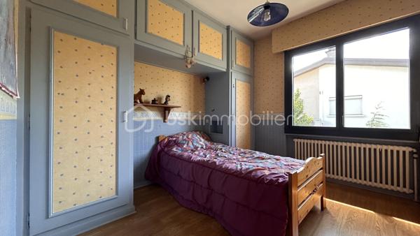 En exclusivité avec Patricia Acquaviva, au cœur du quartier recherché de la Commanderie à Échirolles, découvrez cette spacieuse maison familiale construite en 1969 développant environ 200 m² habitables sur une agréable parcelle de 647 m², offrant de beaux volumes et de nombreuses possibilités d'aménagement.

Dès l'entrée, vous serez séduits par son potentiel et sa configuration idéale pour accueillir une grande famille ou un projet de vie multigénérationnel.

Le rez-de-chaussée se compose d'une belle entrée desservant une chambre, un séjour, une salle d'eau, un WC indépendant, une buanderie ainsi qu'une chaufferie. Vous bénéficierez également de deux garages dont un directement intégré à la maison avec porte motorisée et un second aménagé dans une dépendance en bois.

À l'étage, vous profiterez d'un lumineux séjour ouvrant sur une terrasse et un balcon, d'une cuisine indépendante pouvant facilement être ouverte sur la pièce de vie selon vos envies, de trois chambres dont une véritable suite parentale avec sa salle de bain privative, d'une salle d'eau supplémentaire ainsi que d'un WC indépendant.

Des combles viennent compléter l'ensemble et offrent un espace de stockage appréciable.

Un studio indépendant d'environ 23 m² avec kitchenette, salle d'eau et WC constitue un véritable atout pour accueillir famille et amis, exercer une activité professionnelle ou envisager un revenu locatif complémentaire.

Cette maison représente une opportunité intéressante pour un investissement locatif, la création de plusieurs logements indépendants ou encore pour un projet familial multigénérationnel permettant à chacun de conserver son autonomie tout en partageant un même lieu de vie.

Côté prestations, la maison est équipée de menuiseries en aluminium et PVC, de volets roulants électriques sur l'ensemble des ouvertures et est raccordée au tout-à-l'égout. 
Le chauffage est assuré par une chaudière au fioul.

Des travaux sont à prévoir afin de révéler tout le potentiel de cette propriété aux nombreux atouts.

Vous apprécierez enfin sa situation privilégiée à proximité de la rocade, des commerces, des écoles et des commodités tout en profitant d'un environnement agréable et résidentiel.

Une maison pleine de possibilités où chacun pourra imaginer et créer son futur cadre de vie, que ce soit pour une résidence principale familiale, un projet multigénérationnel ou un investissement à forte valeur ajoutée.
Ne tardez pas à venir la découvrir lors d'une visite.