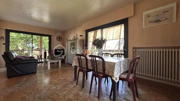 En exclusivité avec Patricia Acquaviva, au cœur du quartier recherché de la Commanderie à Échirolles, découvrez cette spacieuse maison familiale construite en 1969 développant environ 200 m² habitables sur une agréable parcelle de 647 m², offrant de beaux volumes et de nombreuses possibilités d'aménagement.

Dès l'entrée, vous serez séduits par son potentiel et sa configuration idéale pour accueillir une grande famille ou un projet de vie multigénérationnel.

Le rez-de-chaussée se compose d'une belle entrée desservant une chambre, un séjour, une salle d'eau, un WC indépendant, une buanderie ainsi qu'une chaufferie. Vous bénéficierez également de deux garages dont un directement intégré à la maison avec porte motorisée et un second aménagé dans une dépendance en bois.

À l'étage, vous profiterez d'un lumineux séjour ouvrant sur une terrasse et un balcon, d'une cuisine indépendante pouvant facilement être ouverte sur la pièce de vie selon vos envies, de trois chambres dont une véritable suite parentale avec sa salle de bain privative, d'une salle d'eau supplémentaire ainsi que d'un WC indépendant.

Des combles viennent compléter l'ensemble et offrent un espace de stockage appréciable.

Un studio indépendant d'environ 23 m² avec kitchenette, salle d'eau et WC constitue un véritable atout pour accueillir famille et amis, exercer une activité professionnelle ou envisager un revenu locatif complémentaire.

Cette maison représente une opportunité intéressante pour un investissement locatif, la création de plusieurs logements indépendants ou encore pour un projet familial multigénérationnel permettant à chacun de conserver son autonomie tout en partageant un même lieu de vie.

Côté prestations, la maison est équipée de menuiseries en aluminium et PVC, de volets roulants électriques sur l'ensemble des ouvertures et est raccordée au tout-à-l'égout. 
Le chauffage est assuré par une chaudière au fioul.

Des travaux sont à prévoir afin de révéler tout le potentiel de cette propriété aux nombreux atouts.

Vous apprécierez enfin sa situation privilégiée à proximité de la rocade, des commerces, des écoles et des commodités tout en profitant d'un environnement agréable et résidentiel.

Une maison pleine de possibilités où chacun pourra imaginer et créer son futur cadre de vie, que ce soit pour une résidence principale familiale, un projet multigénérationnel ou un investissement à forte valeur ajoutée.
Ne tardez pas à venir la découvrir lors d'une visite.