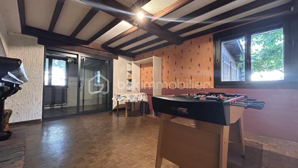 En exclusivité avec Patricia Acquaviva, au cœur du quartier recherché de la Commanderie à Échirolles, découvrez cette spacieuse maison familiale construite en 1969 développant environ 200 m² habitables sur une agréable parcelle de 647 m², offrant de beaux volumes et de nombreuses possibilités d'aménagement.

Dès l'entrée, vous serez séduits par son potentiel et sa configuration idéale pour accueillir une grande famille ou un projet de vie multigénérationnel.

Le rez-de-chaussée se compose d'une belle entrée desservant une chambre, un séjour, une salle d'eau, un WC indépendant, une buanderie ainsi qu'une chaufferie. Vous bénéficierez également de deux garages dont un directement intégré à la maison avec porte motorisée et un second aménagé dans une dépendance en bois.

À l'étage, vous profiterez d'un lumineux séjour ouvrant sur une terrasse et un balcon, d'une cuisine indépendante pouvant facilement être ouverte sur la pièce de vie selon vos envies, de trois chambres dont une véritable suite parentale avec sa salle de bain privative, d'une salle d'eau supplémentaire ainsi que d'un WC indépendant.

Des combles viennent compléter l'ensemble et offrent un espace de stockage appréciable.

Un studio indépendant d'environ 23 m² avec kitchenette, salle d'eau et WC constitue un véritable atout pour accueillir famille et amis, exercer une activité professionnelle ou envisager un revenu locatif complémentaire.

Cette maison représente une opportunité intéressante pour un investissement locatif, la création de plusieurs logements indépendants ou encore pour un projet familial multigénérationnel permettant à chacun de conserver son autonomie tout en partageant un même lieu de vie.

Côté prestations, la maison est équipée de menuiseries en aluminium et PVC, de volets roulants électriques sur l'ensemble des ouvertures et est raccordée au tout-à-l'égout. 
Le chauffage est assuré par une chaudière au fioul.

Des travaux sont à prévoir afin de révéler tout le potentiel de cette propriété aux nombreux atouts.

Vous apprécierez enfin sa situation privilégiée à proximité de la rocade, des commerces, des écoles et des commodités tout en profitant d'un environnement agréable et résidentiel.

Une maison pleine de possibilités où chacun pourra imaginer et créer son futur cadre de vie, que ce soit pour une résidence principale familiale, un projet multigénérationnel ou un investissement à forte valeur ajoutée.
Ne tardez pas à venir la découvrir lors d'une visite.