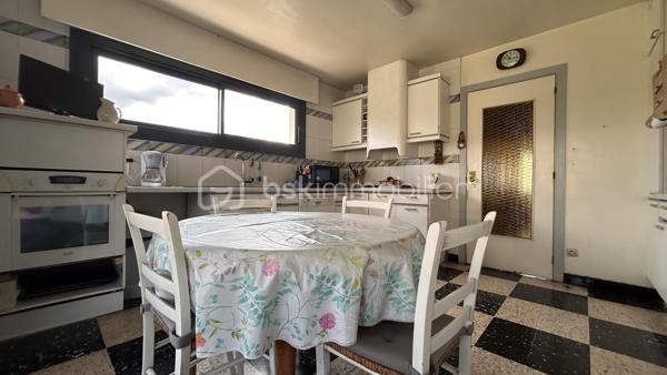 En exclusivité avec Patricia Acquaviva, au cœur du quartier recherché de la Commanderie à Échirolles, découvrez cette spacieuse maison familiale construite en 1969 développant environ 200 m² habitables sur une agréable parcelle de 647 m², offrant de beaux volumes et de nombreuses possibilités d'aménagement.

Dès l'entrée, vous serez séduits par son potentiel et sa configuration idéale pour accueillir une grande famille ou un projet de vie multigénérationnel.

Le rez-de-chaussée se compose d'une belle entrée desservant une chambre, un séjour, une salle d'eau, un WC indépendant, une buanderie ainsi qu'une chaufferie. Vous bénéficierez également de deux garages dont un directement intégré à la maison avec porte motorisée et un second aménagé dans une dépendance en bois.

À l'étage, vous profiterez d'un lumineux séjour ouvrant sur une terrasse et un balcon, d'une cuisine indépendante pouvant facilement être ouverte sur la pièce de vie selon vos envies, de trois chambres dont une véritable suite parentale avec sa salle de bain privative, d'une salle d'eau supplémentaire ainsi que d'un WC indépendant.

Des combles viennent compléter l'ensemble et offrent un espace de stockage appréciable.

Un studio indépendant d'environ 23 m² avec kitchenette, salle d'eau et WC constitue un véritable atout pour accueillir famille et amis, exercer une activité professionnelle ou envisager un revenu locatif complémentaire.

Cette maison représente une opportunité intéressante pour un investissement locatif, la création de plusieurs logements indépendants ou encore pour un projet familial multigénérationnel permettant à chacun de conserver son autonomie tout en partageant un même lieu de vie.

Côté prestations, la maison est équipée de menuiseries en aluminium et PVC, de volets roulants électriques sur l'ensemble des ouvertures et est raccordée au tout-à-l'égout. 
Le chauffage est assuré par une chaudière au fioul.

Des travaux sont à prévoir afin de révéler tout le potentiel de cette propriété aux nombreux atouts.

Vous apprécierez enfin sa situation privilégiée à proximité de la rocade, des commerces, des écoles et des commodités tout en profitant d'un environnement agréable et résidentiel.

Une maison pleine de possibilités où chacun pourra imaginer et créer son futur cadre de vie, que ce soit pour une résidence principale familiale, un projet multigénérationnel ou un investissement à forte valeur ajoutée.
Ne tardez pas à venir la découvrir lors d'une visite.