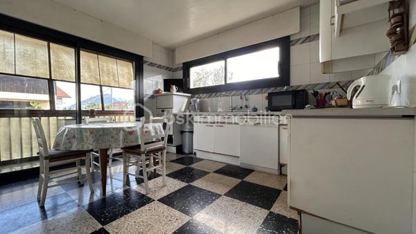 En exclusivité avec Patricia Acquaviva, au cœur du quartier recherché de la Commanderie à Échirolles, découvrez cette spacieuse maison familiale construite en 1969 développant environ 200 m² habitables sur une agréable parcelle de 647 m², offrant de beaux volumes et de nombreuses possibilités d'aménagement.

Dès l'entrée, vous serez séduits par son potentiel et sa configuration idéale pour accueillir une grande famille ou un projet de vie multigénérationnel.

Le rez-de-chaussée se compose d'une belle entrée desservant une chambre, un séjour, une salle d'eau, un WC indépendant, une buanderie ainsi qu'une chaufferie. Vous bénéficierez également de deux garages dont un directement intégré à la maison avec porte motorisée et un second aménagé dans une dépendance en bois.

À l'étage, vous profiterez d'un lumineux séjour ouvrant sur une terrasse et un balcon, d'une cuisine indépendante pouvant facilement être ouverte sur la pièce de vie selon vos envies, de trois chambres dont une véritable suite parentale avec sa salle de bain privative, d'une salle d'eau supplémentaire ainsi que d'un WC indépendant.

Des combles viennent compléter l'ensemble et offrent un espace de stockage appréciable.

Un studio indépendant d'environ 23 m² avec kitchenette, salle d'eau et WC constitue un véritable atout pour accueillir famille et amis, exercer une activité professionnelle ou envisager un revenu locatif complémentaire.

Cette maison représente une opportunité intéressante pour un investissement locatif, la création de plusieurs logements indépendants ou encore pour un projet familial multigénérationnel permettant à chacun de conserver son autonomie tout en partageant un même lieu de vie.

Côté prestations, la maison est équipée de menuiseries en aluminium et PVC, de volets roulants électriques sur l'ensemble des ouvertures et est raccordée au tout-à-l'égout. 
Le chauffage est assuré par une chaudière au fioul.

Des travaux sont à prévoir afin de révéler tout le potentiel de cette propriété aux nombreux atouts.

Vous apprécierez enfin sa situation privilégiée à proximité de la rocade, des commerces, des écoles et des commodités tout en profitant d'un environnement agréable et résidentiel.

Une maison pleine de possibilités où chacun pourra imaginer et créer son futur cadre de vie, que ce soit pour une résidence principale familiale, un projet multigénérationnel ou un investissement à forte valeur ajoutée.
Ne tardez pas à venir la découvrir lors d'une visite.
