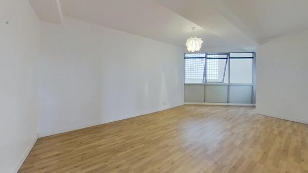 Locaux de bureaux 239 m² au sol (235,94 m² Carrez)