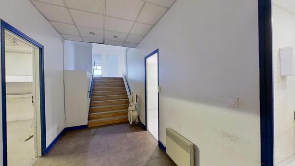 Locaux de bureaux 239 m² au sol (235,94 m² Carrez)
