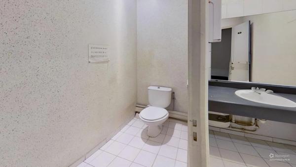 Locaux de bureaux 239 m² au sol (235,94 m² Carrez)