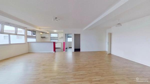 Locaux de bureaux 239 m² au sol (235,94 m² Carrez)