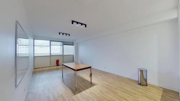 Locaux de bureaux 239 m² au sol (235,94 m² Carrez)