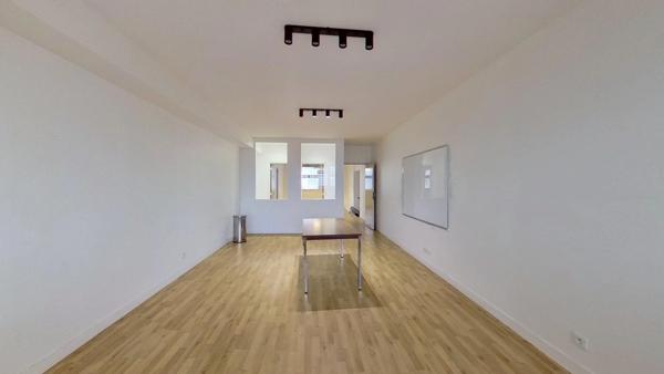 Locaux de bureaux 239 m² au sol (235,94 m² Carrez)