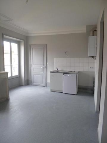 REF 12380- 7 RUE CROZATIER - F2 AU 3EME ETAGE