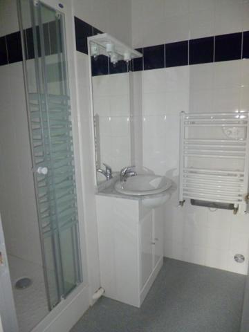 REF 12380- 7 RUE CROZATIER - F2 AU 3EME ETAGE