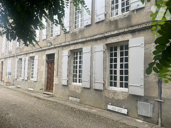Maison de maitre  avec dépendance et jardin de Curé en face.