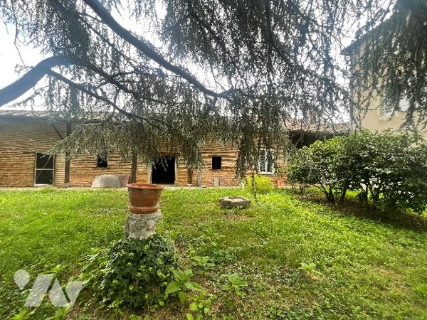 Maison de maitre  avec dépendance et jardin de Curé en face.