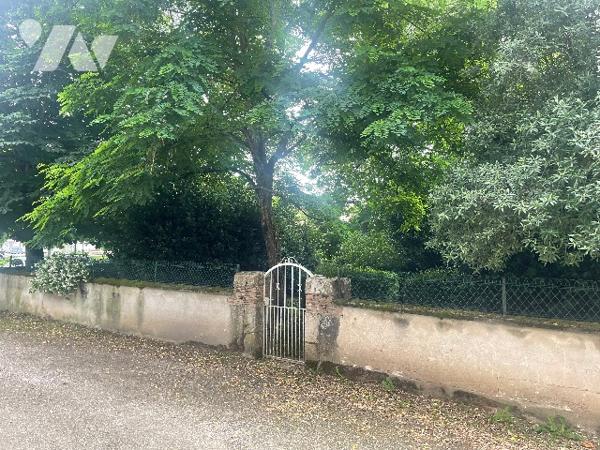 Maison de maitre  avec dépendance et jardin de Curé en face.