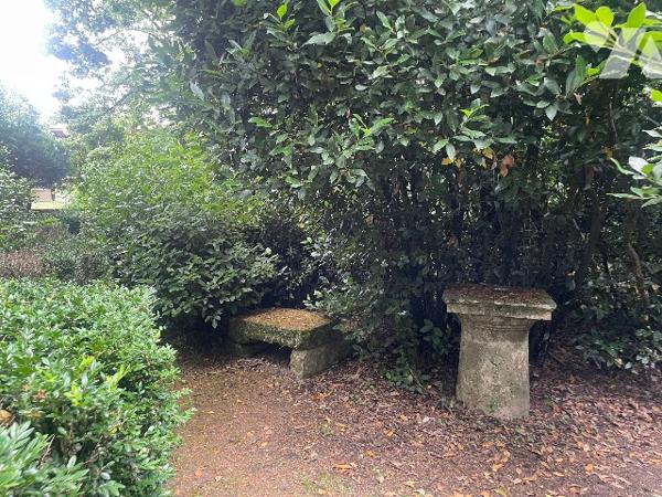 Maison de maitre  avec dépendance et jardin de Curé en face.