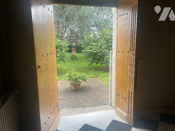 Maison de maitre  avec dépendance et jardin de Curé en face.