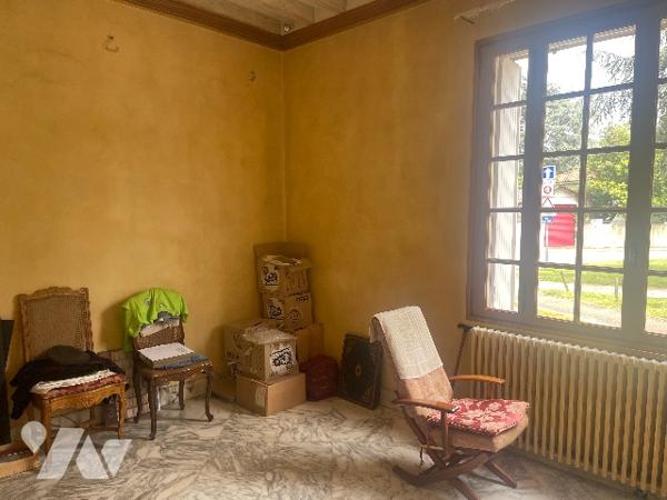 Maison de maitre  avec dépendance et jardin de Curé en face.