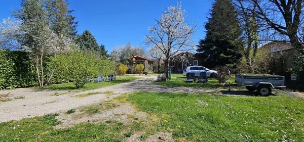 Terrain constructible 1 200m2 avec 2 gîtes