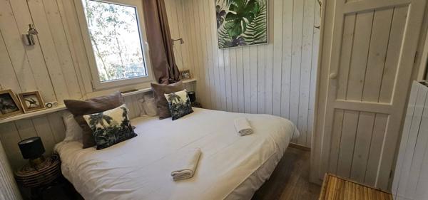 Terrain constructible 1 200m2 avec 2 gîtes