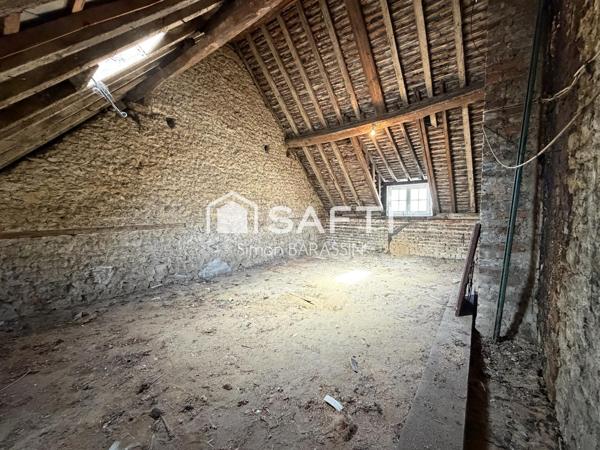 Maison de bourg avec beau potentiel, proche Lisieux