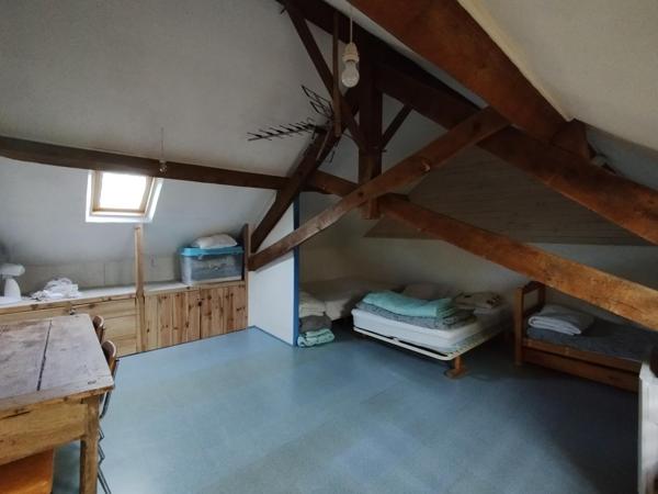 Découvrez ce gîte de caractère avec piscine hors sol et grand terrain