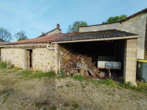 Découvrez ce gîte de caractère avec piscine hors sol et grand terrain