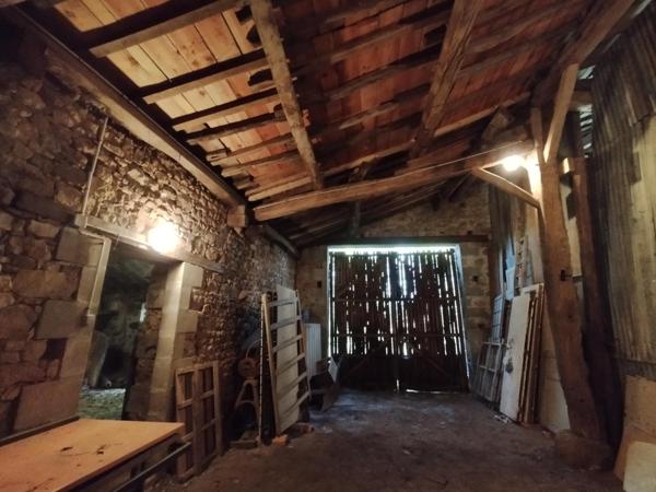 Découvrez ce gîte de caractère avec piscine hors sol et grand terrain