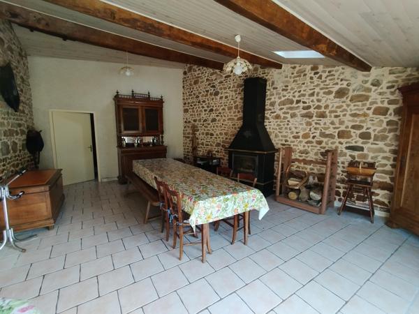 Découvrez ce gîte de caractère avec piscine hors sol et grand terrain